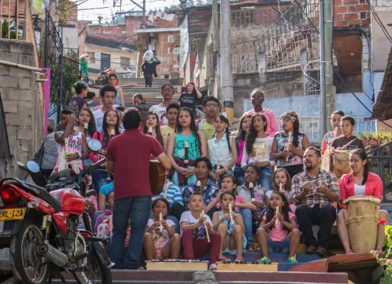 Ensamble Estación Madera Batuta Medellín