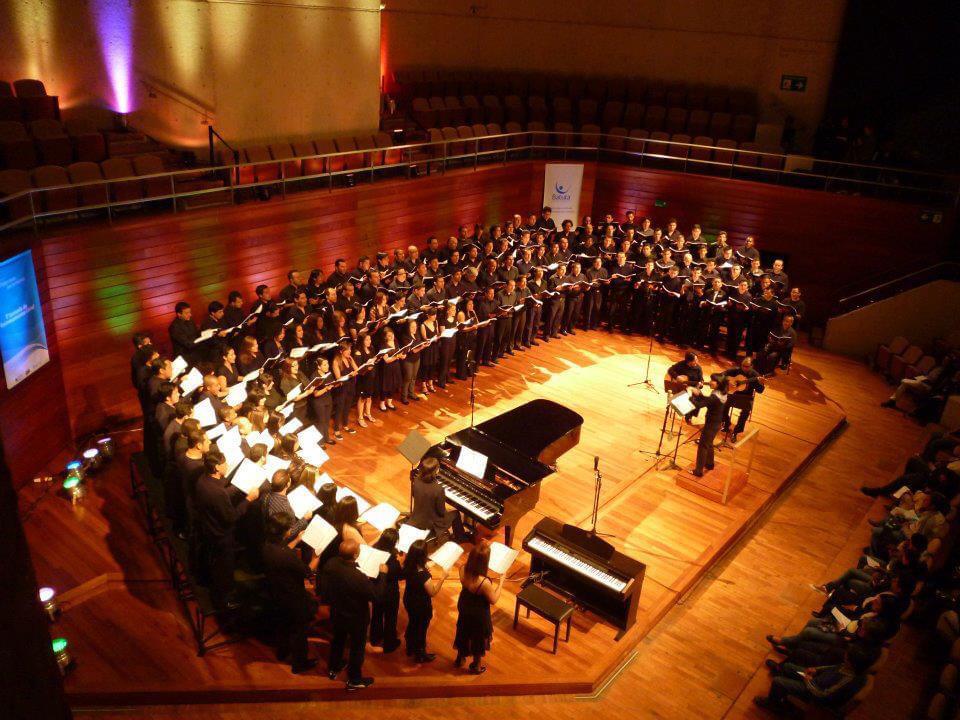 Vista aérea de presentación del Coro de Batuta en un auditorio