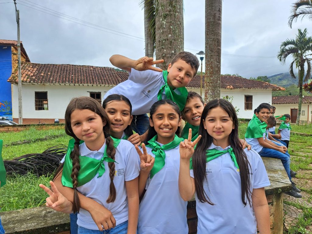 Niñas y niños de la muestra "Sonidos para la Construcción de Paz"  sonriendo en Charalá, Santander