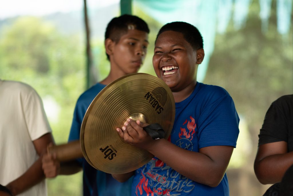 Niño tocando instrumento feliz