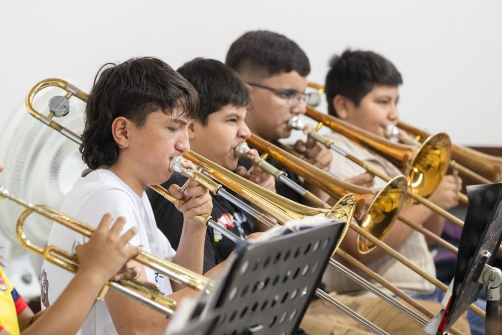 Jóvenes beneficiarios de Batuta y CLANES practicando el saxofón en clase musical