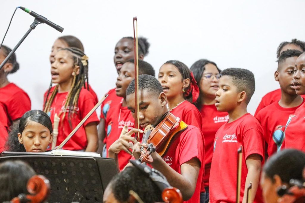 Integrantes del Grupo Tracional Tangaré durante presentación de cuerdas y voces