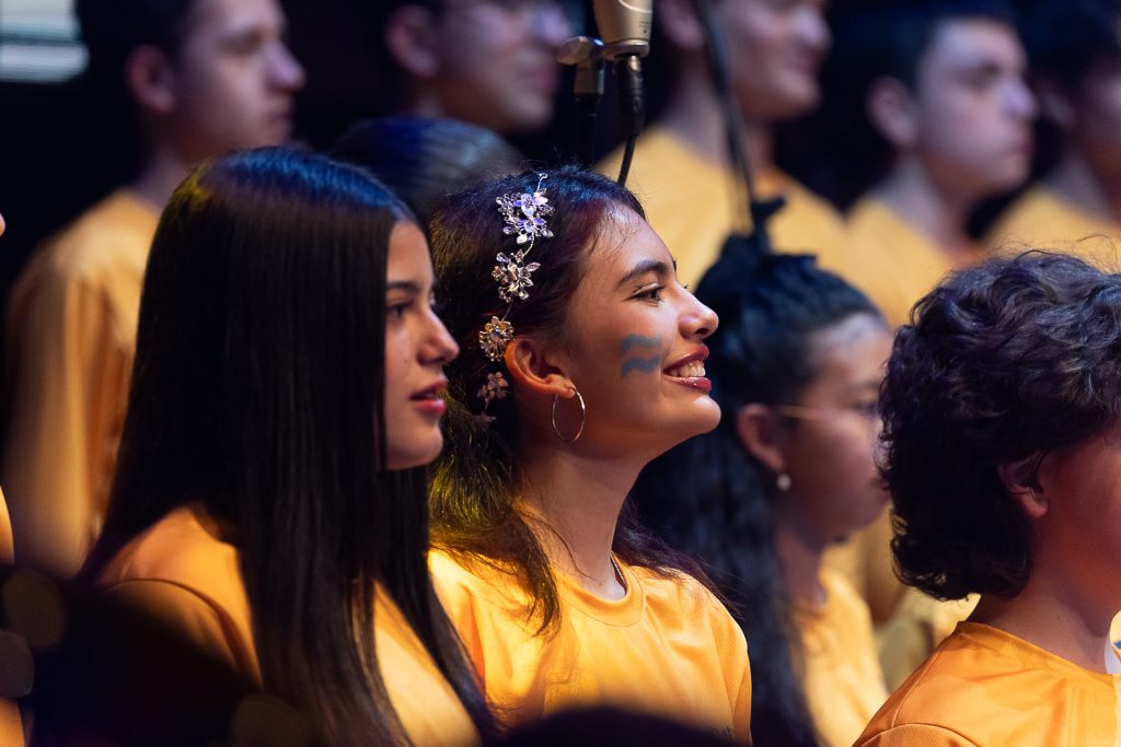Integrante del Coro Batuta Bogotá sonriendo en presentación