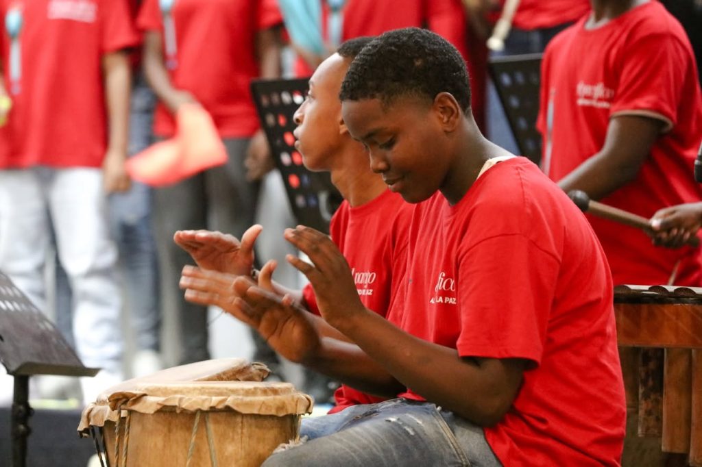 Niños del grupo tradicional Tangaré tocando los tambores en presentación musical