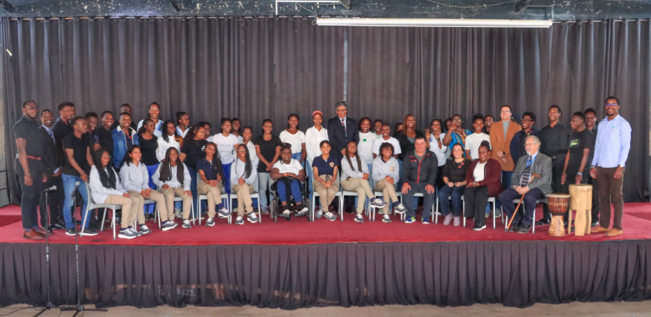 Estudiantes e integrantes del equipo del coro "La perla del pazcífico"