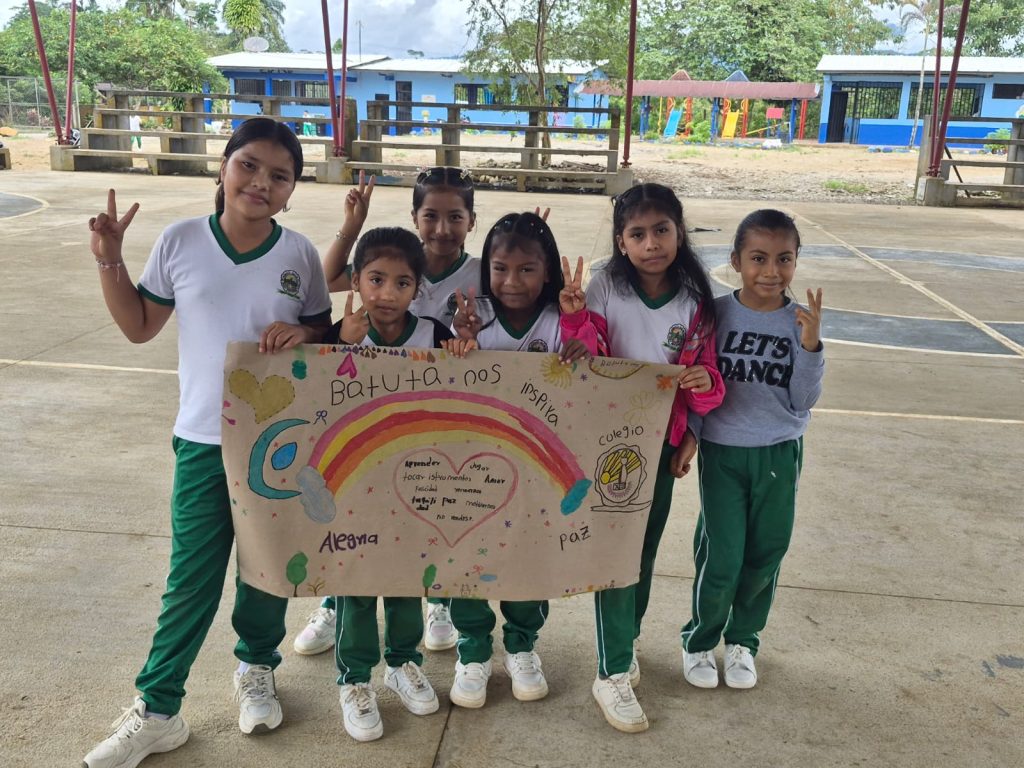 Niños y niñas del centro musical Batuta Francisco José de Caldas en una cancha polideportiva 