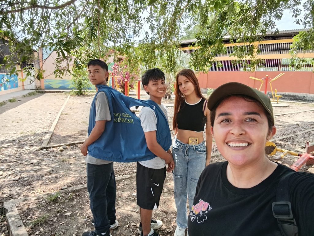 Selfie de profesora junto con estudiantes del centro musical de Batuta en San Miguel