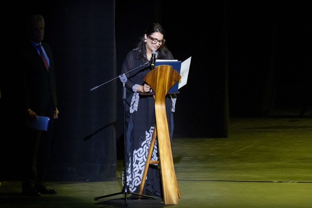 Ministra de Culturas durante concierto de 35 años de Batuta dando un discurso