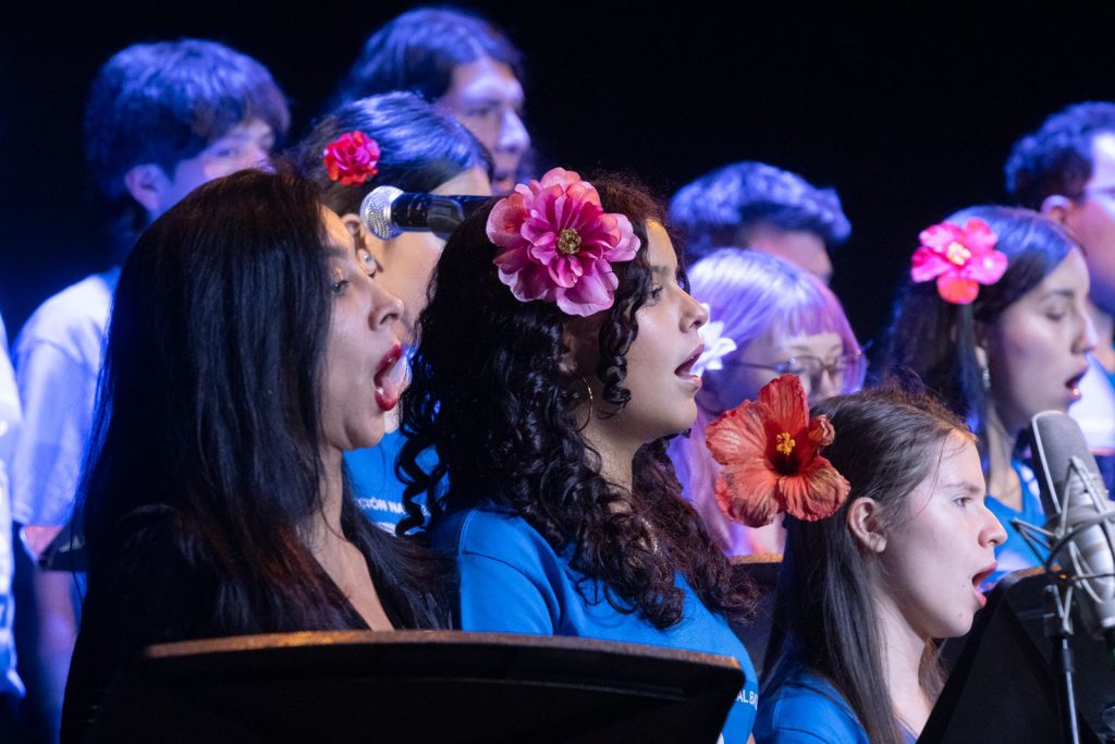 Integrantes del coro batuta Bogotá cantando en el teatro julio mayor santo domingo