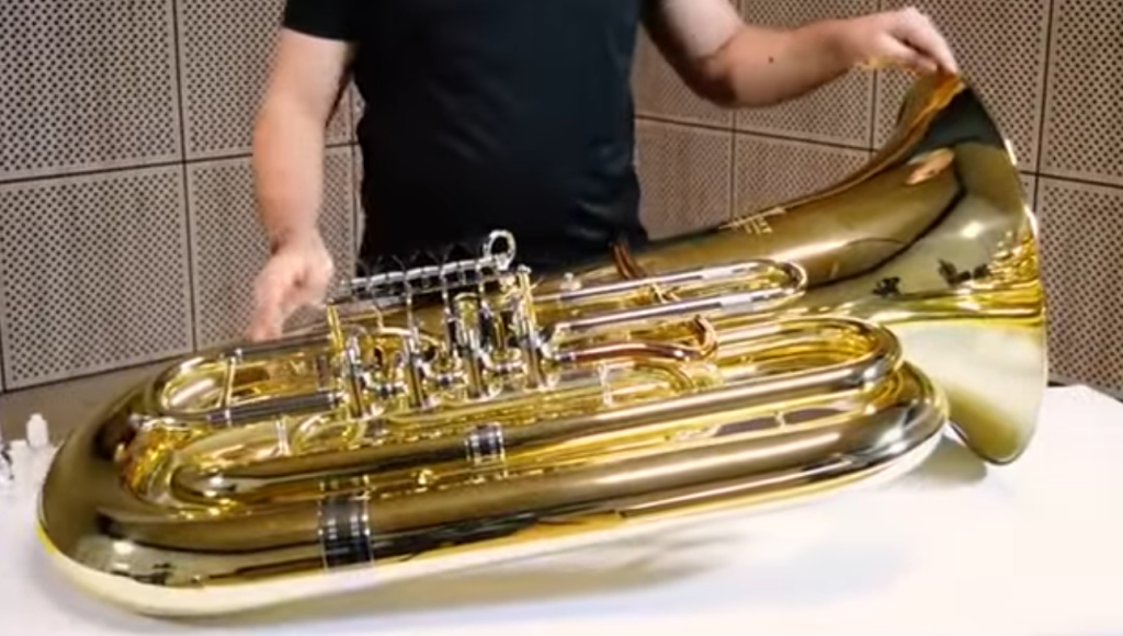 Portada de cuidado de instrumentos, tuba