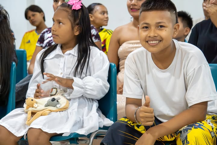 Dos niños del proyecto entre Colombia y Perú sonriendo a la cámara