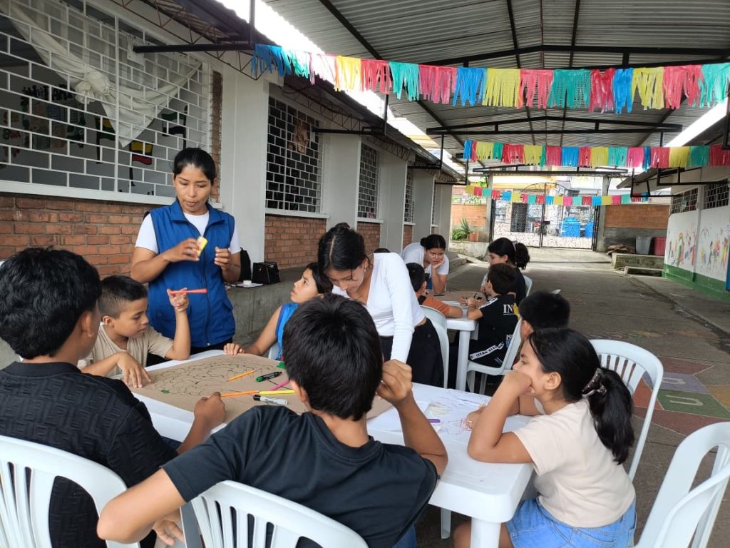 Estudiantes de Batuta en semillero sentados aprendiendo respeto y prevención del bullying