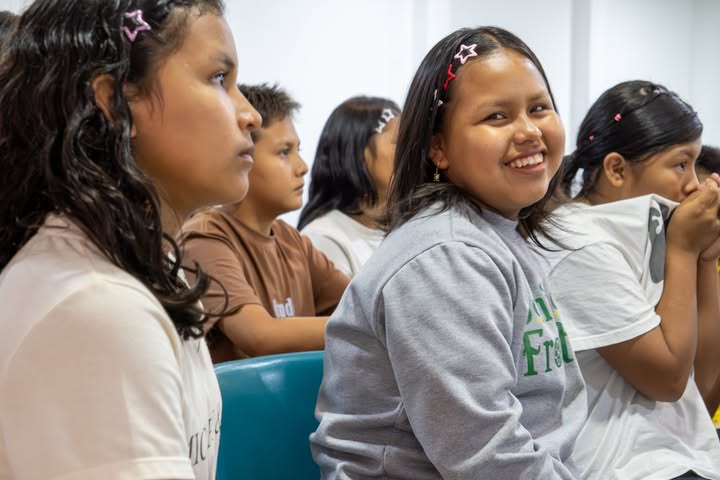 Niñas del proyecto Sonidos de la frontera en una clase