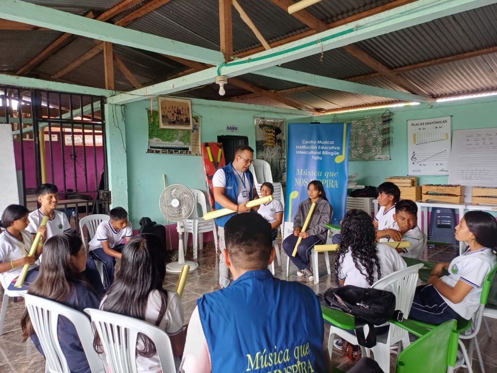Estudiantes del centro musical el taita en clase sobre saberes ancestrales de los pueblos Cofán y Nasa