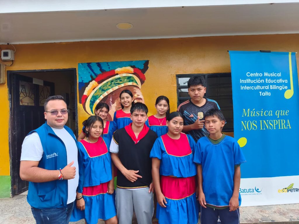 Profesor de Batuta junto con varios de sus estudiantes durante semillero de identidad cultural