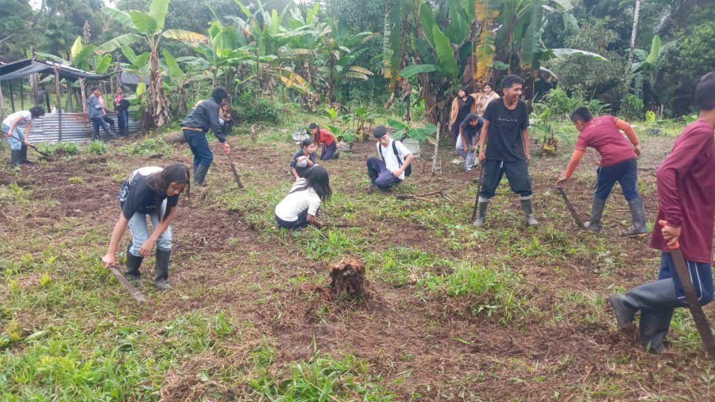 Niños, niñas y jóvenes del  centro musical El Taita al aire libre